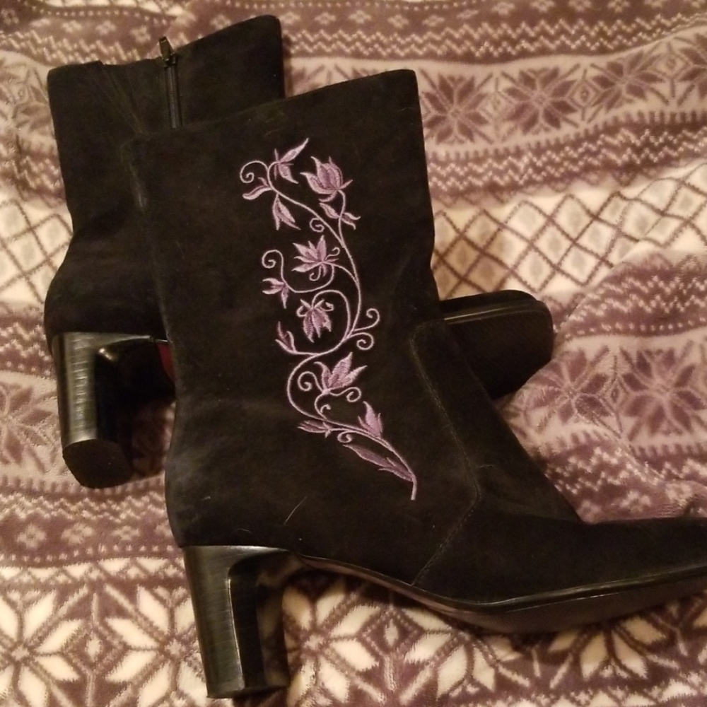 Embroidered black faux suede boots,  7M